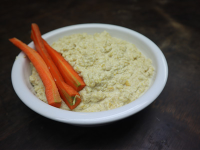 hummus-with-carrots